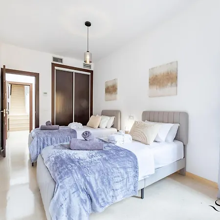Luxury Townhouse With Rooftop Sauna & Jacuzzi Holiday home *