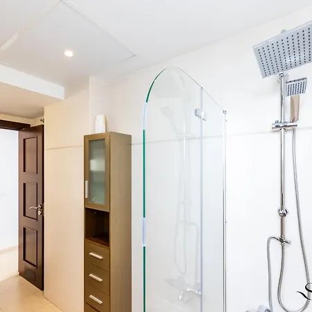 Holiday home Luxury Townhouse With Rooftop Sauna & Jacuzzi