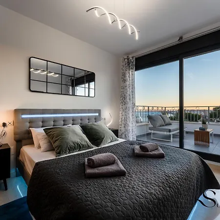 Holiday home Luxury Townhouse With Rooftop Sauna & Jacuzzi *