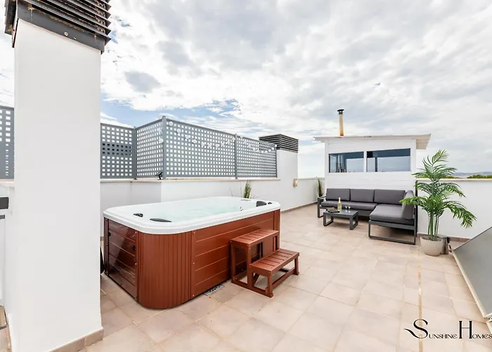 Luxury Townhouse With Rooftop Sauna & Jacuzzi פואנגירולה